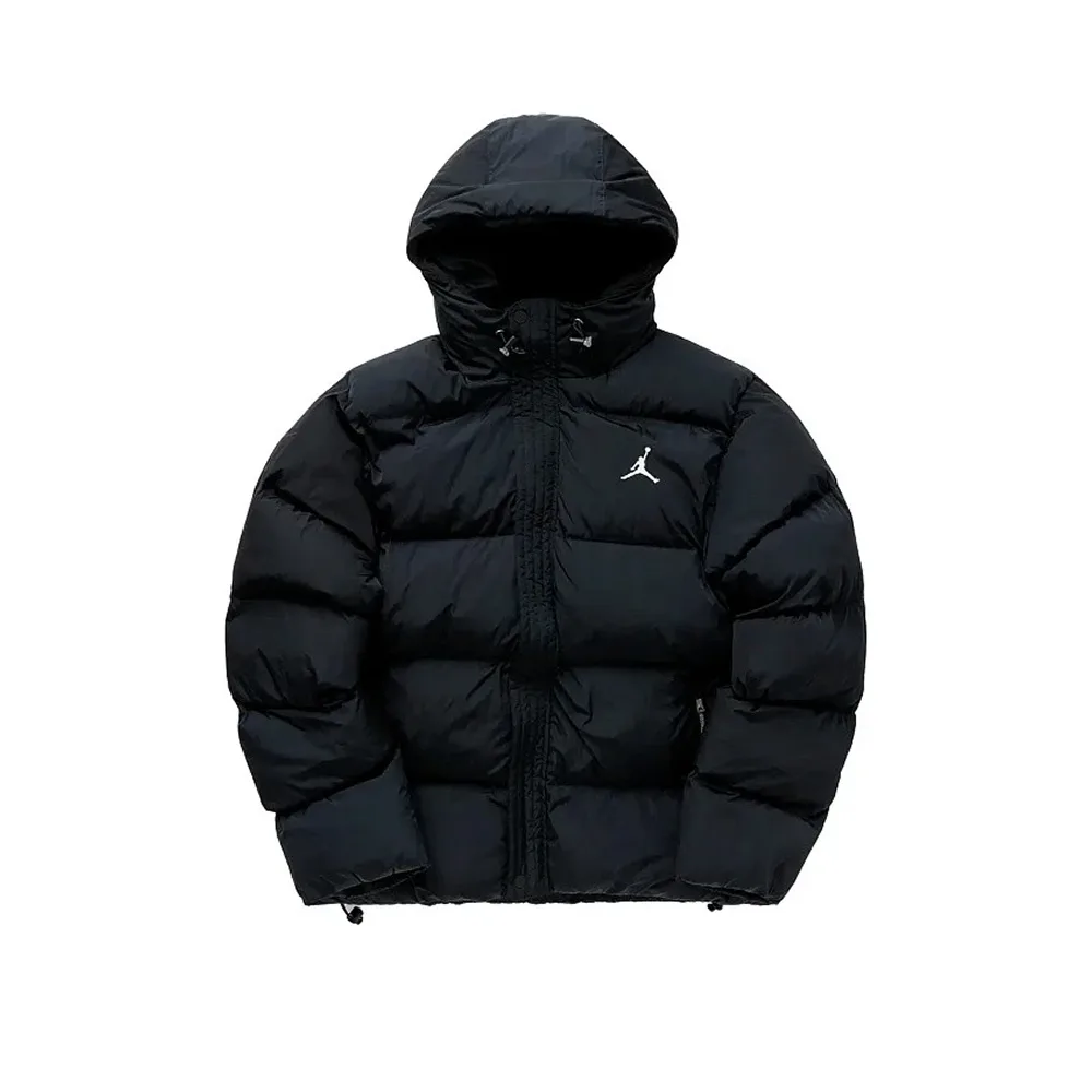 Jordan Essentials Statement Puffer Jacket в чёрном цвете, вид спереди, классический силуэт