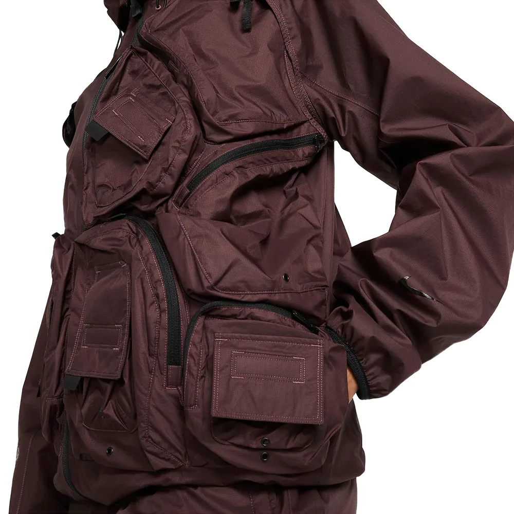 Детали кроя и молнии куртки Nike NOCTA крупным планом