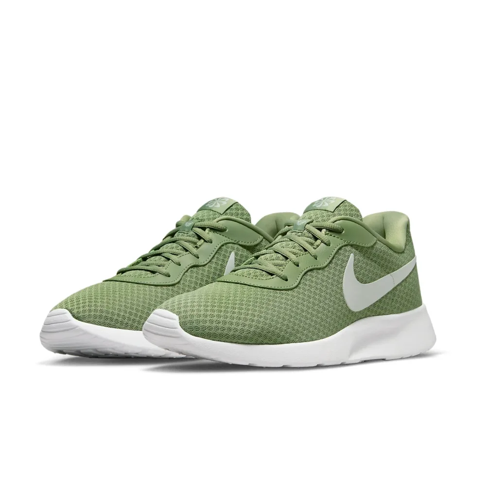 Стильные Tanjun Flyease, анфас, акцент на шнуровку без завязывания и мягкий материал верха