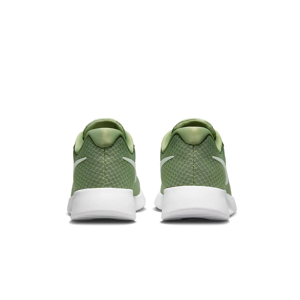 Nike Tanjun Flyease Oil Green, задний ракурс, контрастная подошва и лаконичный логотип