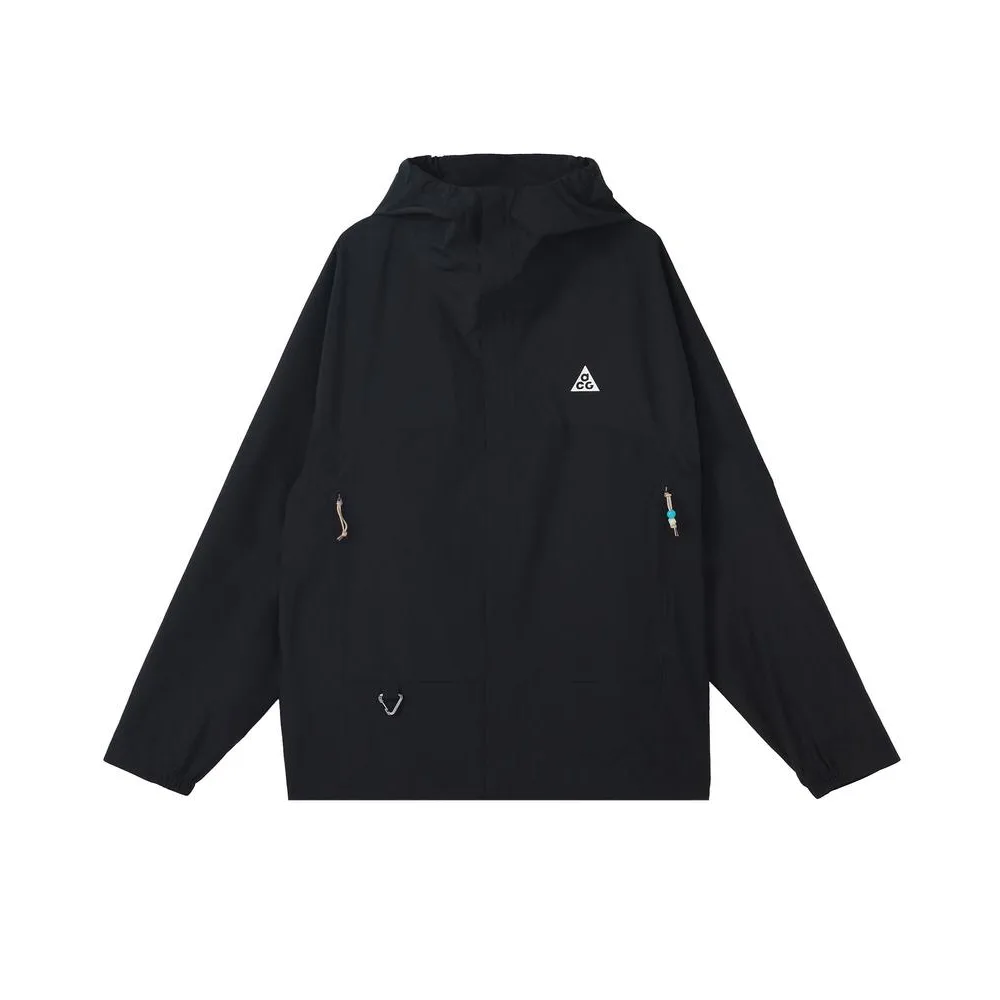 Фронтальный вид куртки Nike ACG Black: черный цвет с отражающим логотипом. Водонепроницаемый материал для активного отдыха