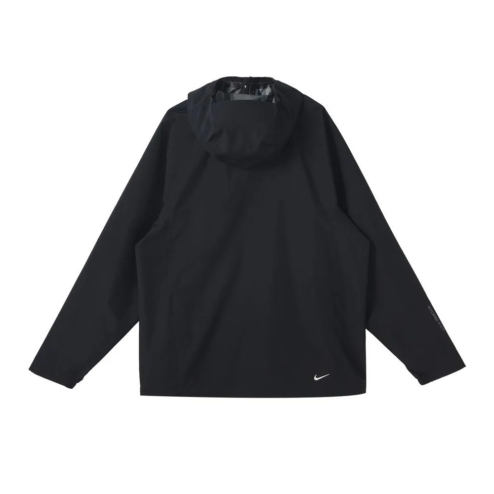 Задний ракурс: черная куртка ACG с капюшоном и регулируемыми манжетами. Идеальна для походов и уличного стиля