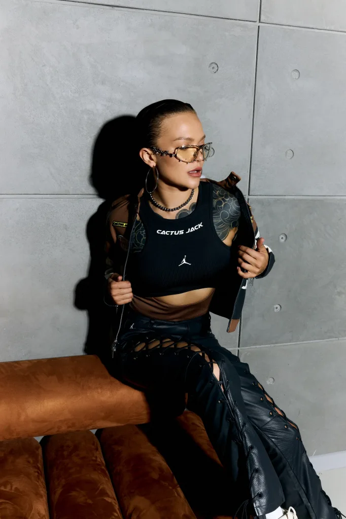 Женский топ Air Jordan x Travis Scott Cactus Jack в фронтальной проекции, детализированный логотип на груди