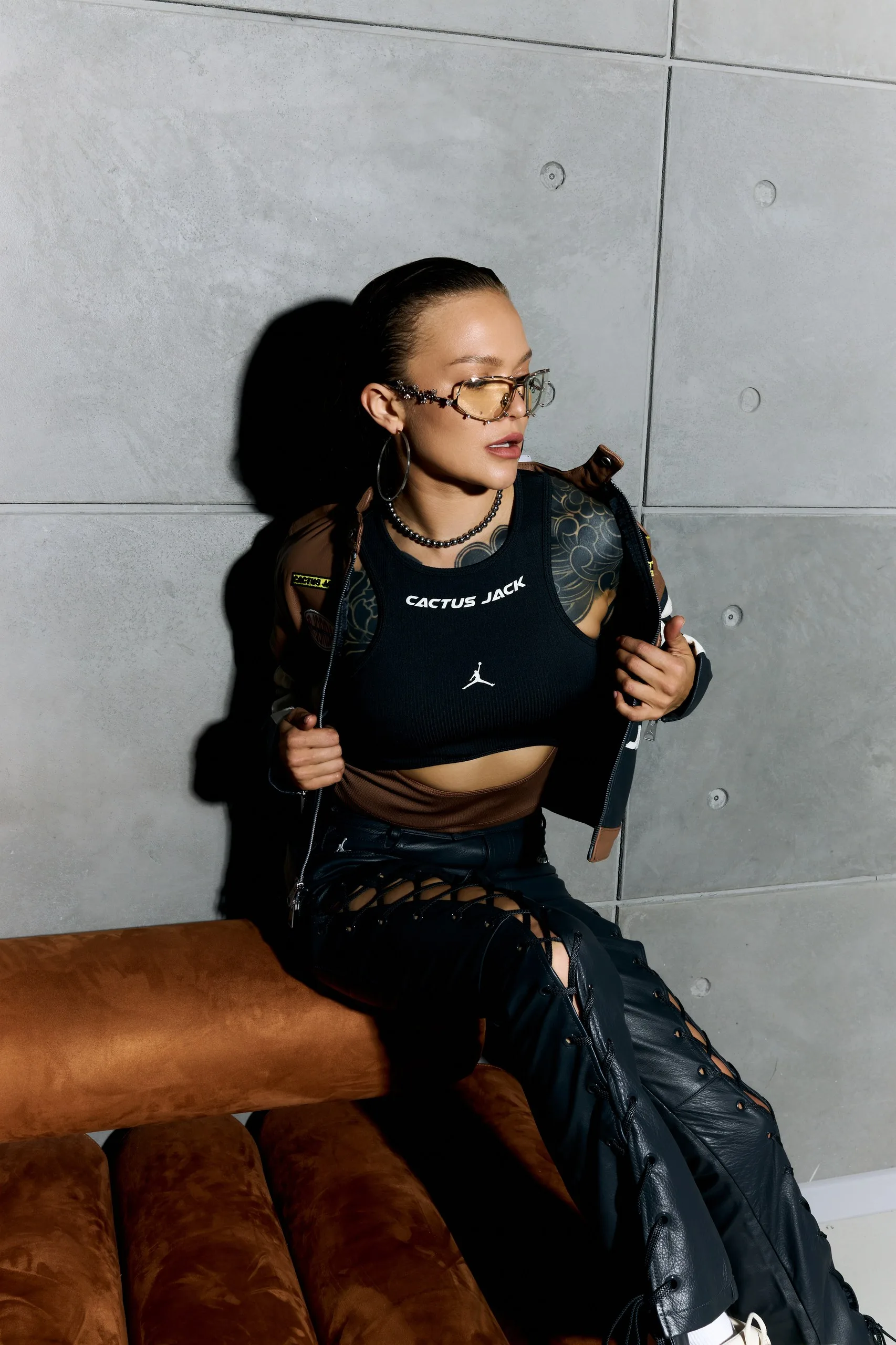 Женский топ Air Jordan x Travis Scott Cactus Jack в фронтальной проекции, детализированный логотип на груди