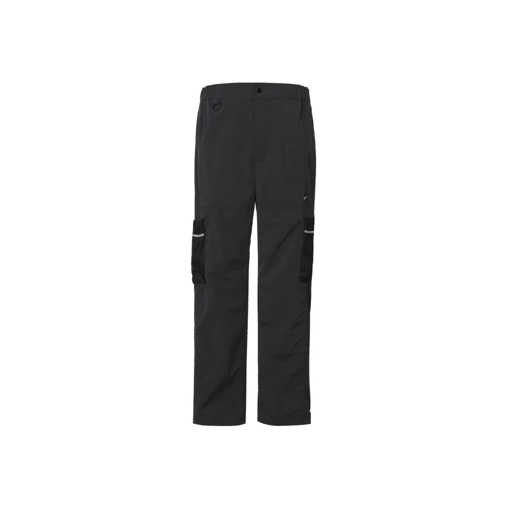 Фронтальный вид брюк Nike Black: глубокий черный цвет с белым логотипом. Прямой крой для стильного уличного образа