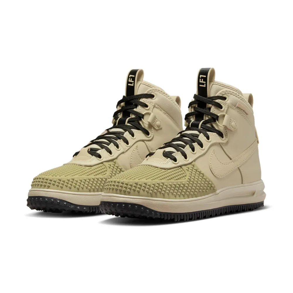 Кроссовки Nike Duckboot на ноге, городской стиль в непогоду