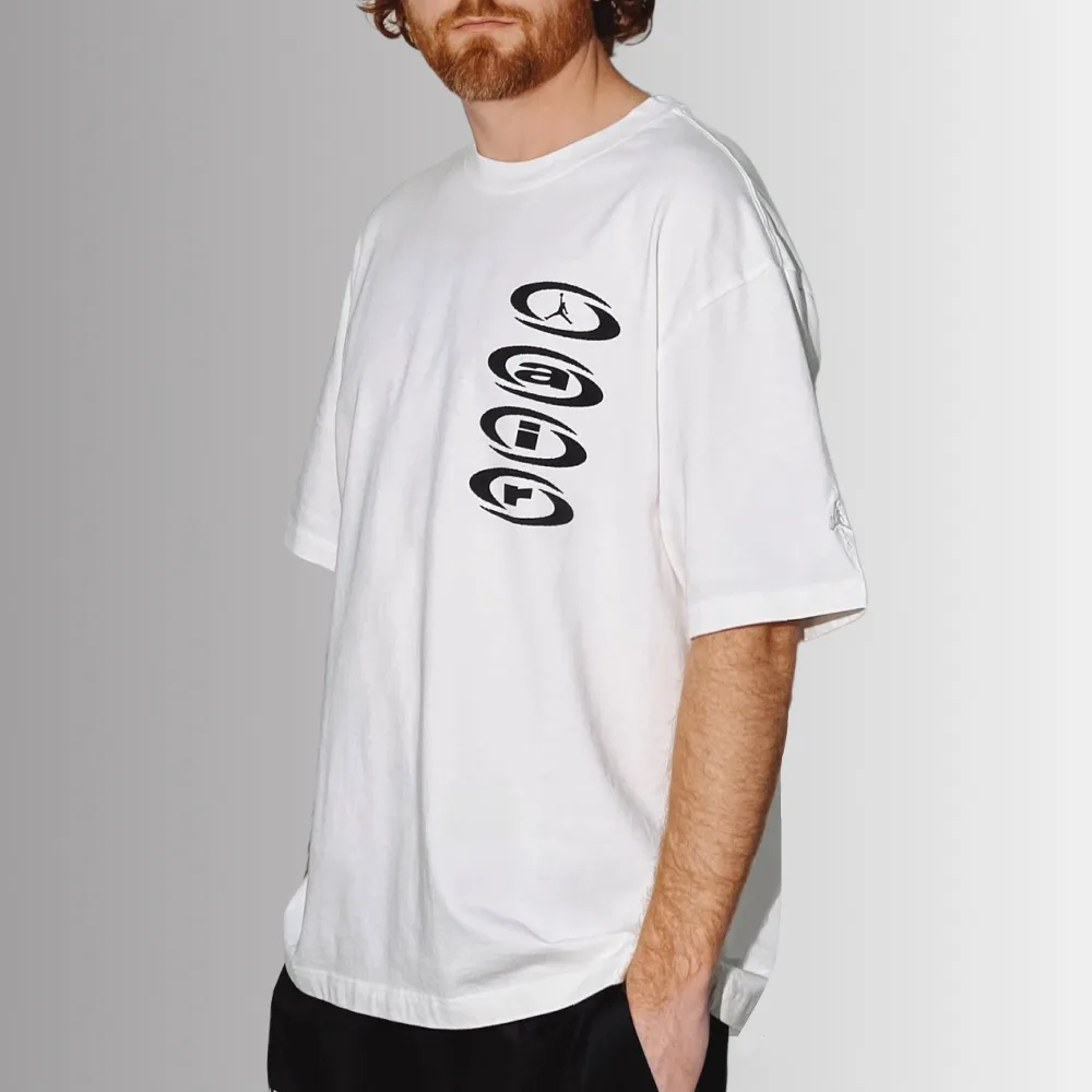 Детали футболкиJordan x Travis Scott Cactus Jack: крупный план логотипа и кроя