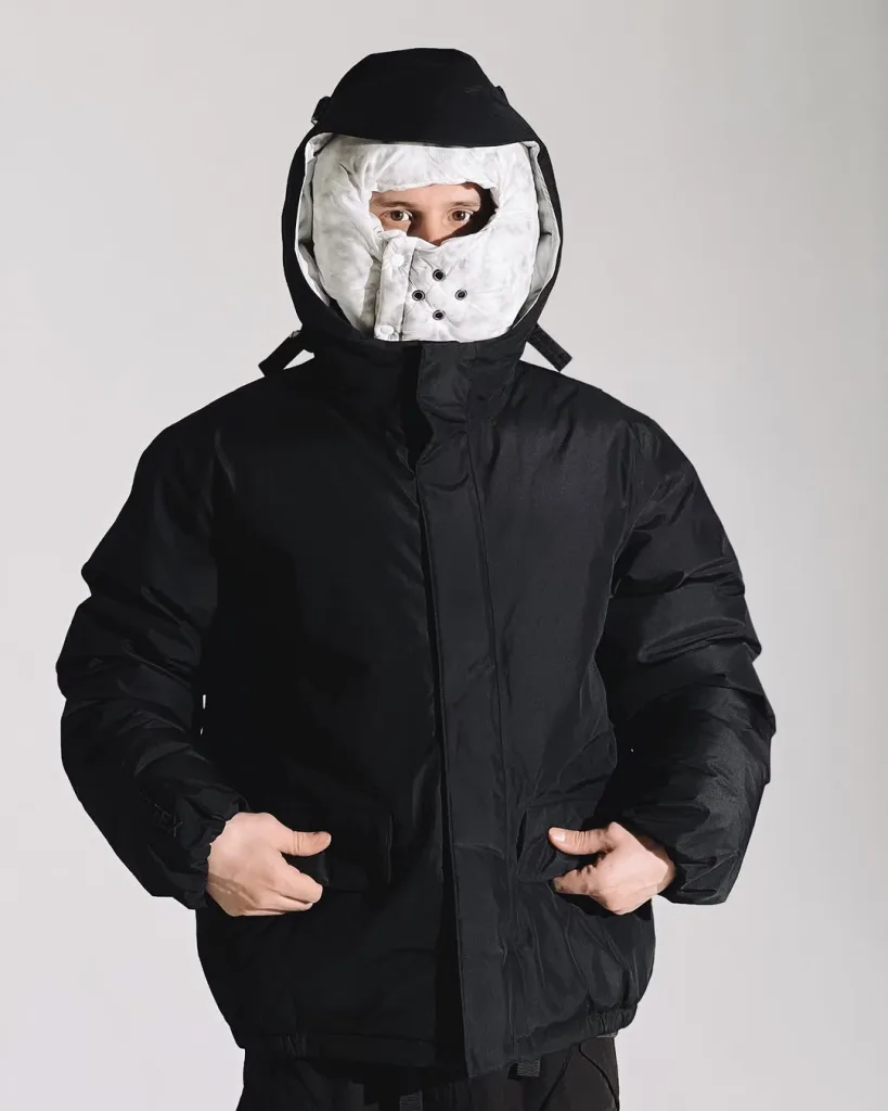 Черная куртка Nike GORE-TEX в полный рост, демонстрирующая свободный крой и капюшон