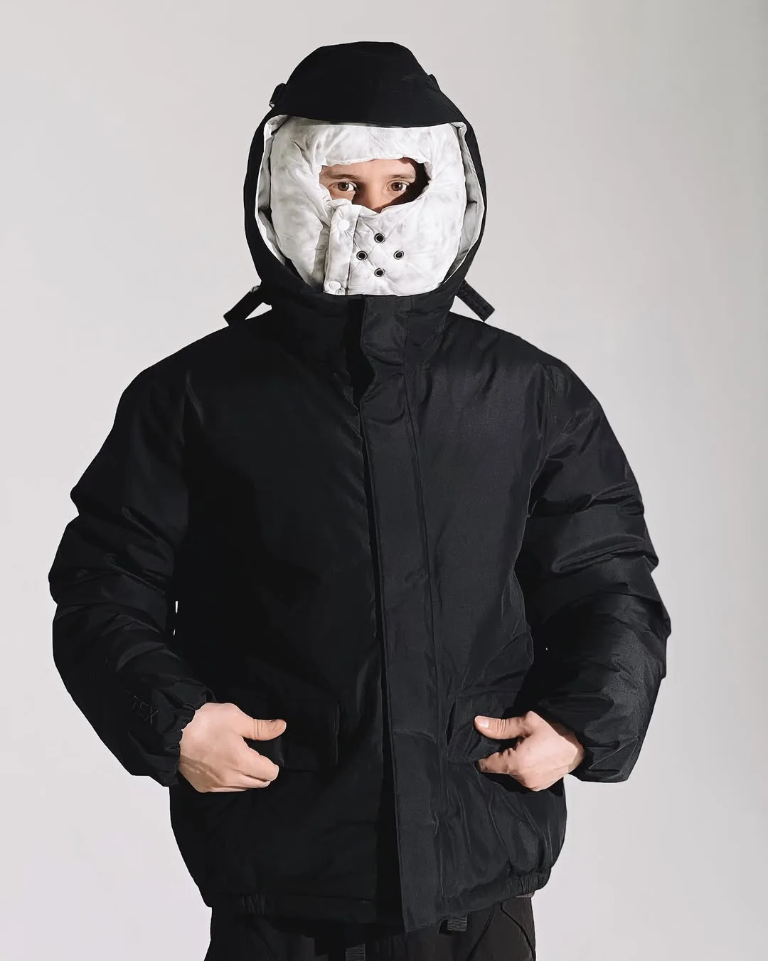 Черная куртка Nike GORE-TEX в полный рост, демонстрирующая свободный крой и капюшон