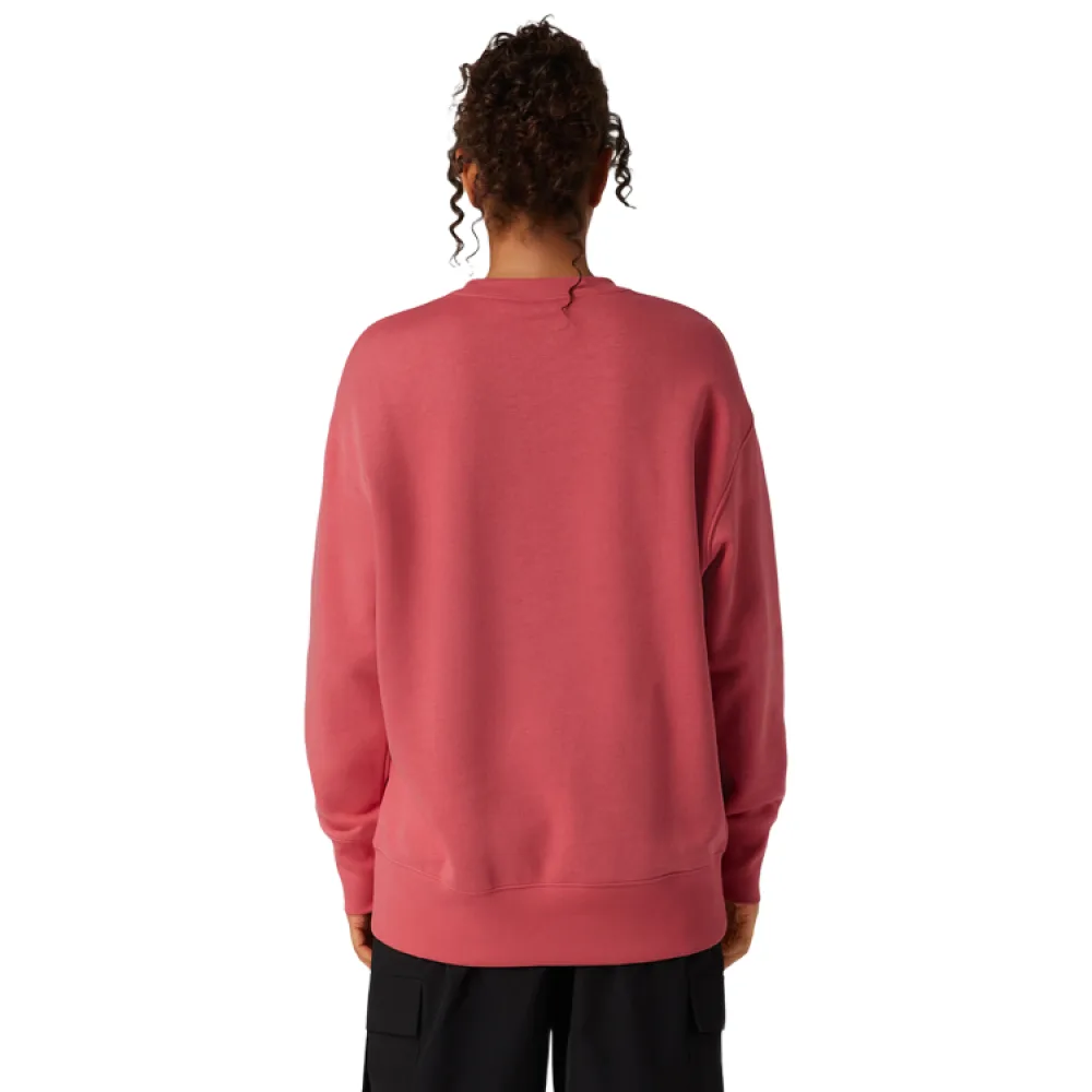 Коралловый свитшот Nike PHOENIX, полный образ с джинсами, демонстрирующий свободный силуэт модели