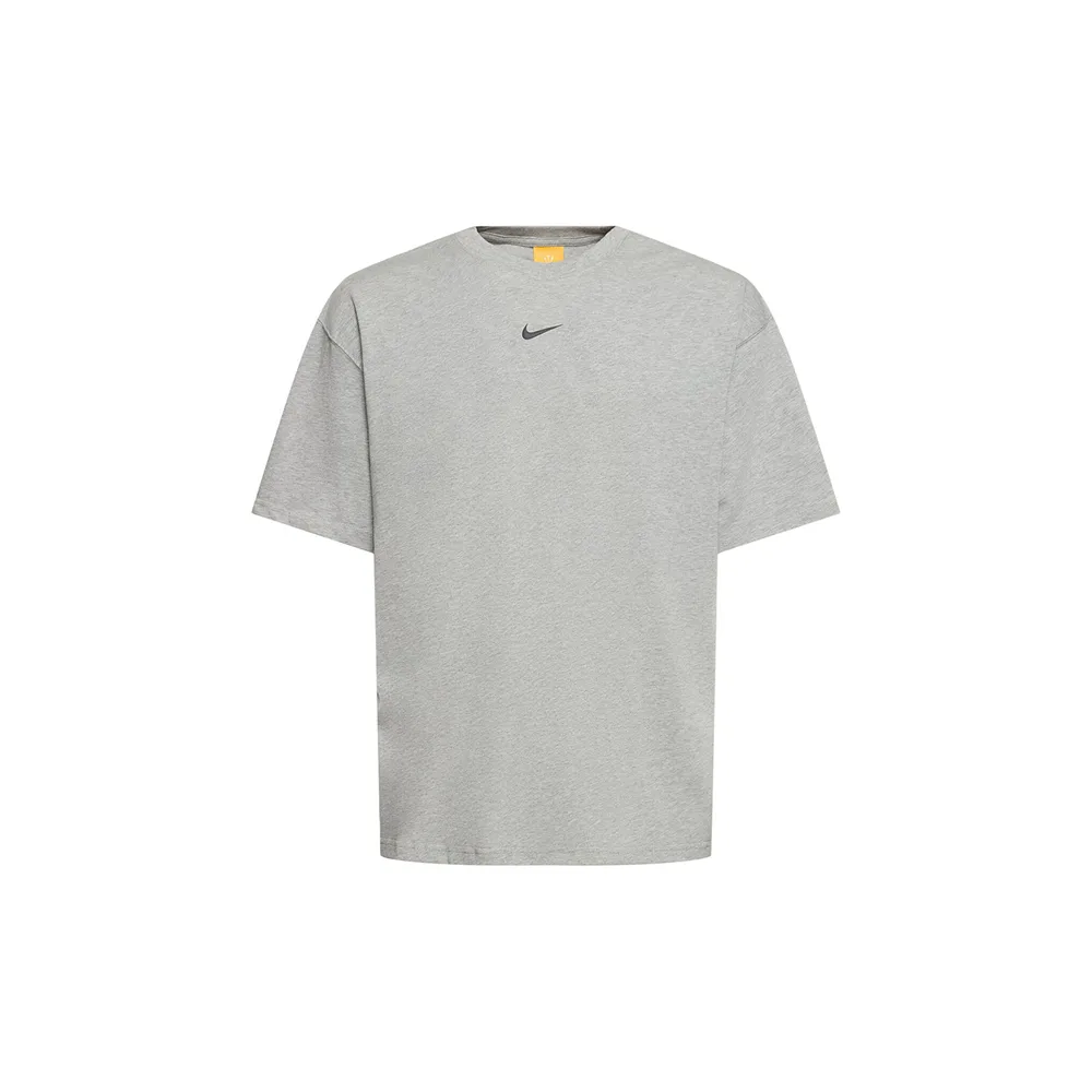 Nike NOCTA NRG CS Dark Grey — фронтальный вид серой футболки с логотипом NOCTA на груди