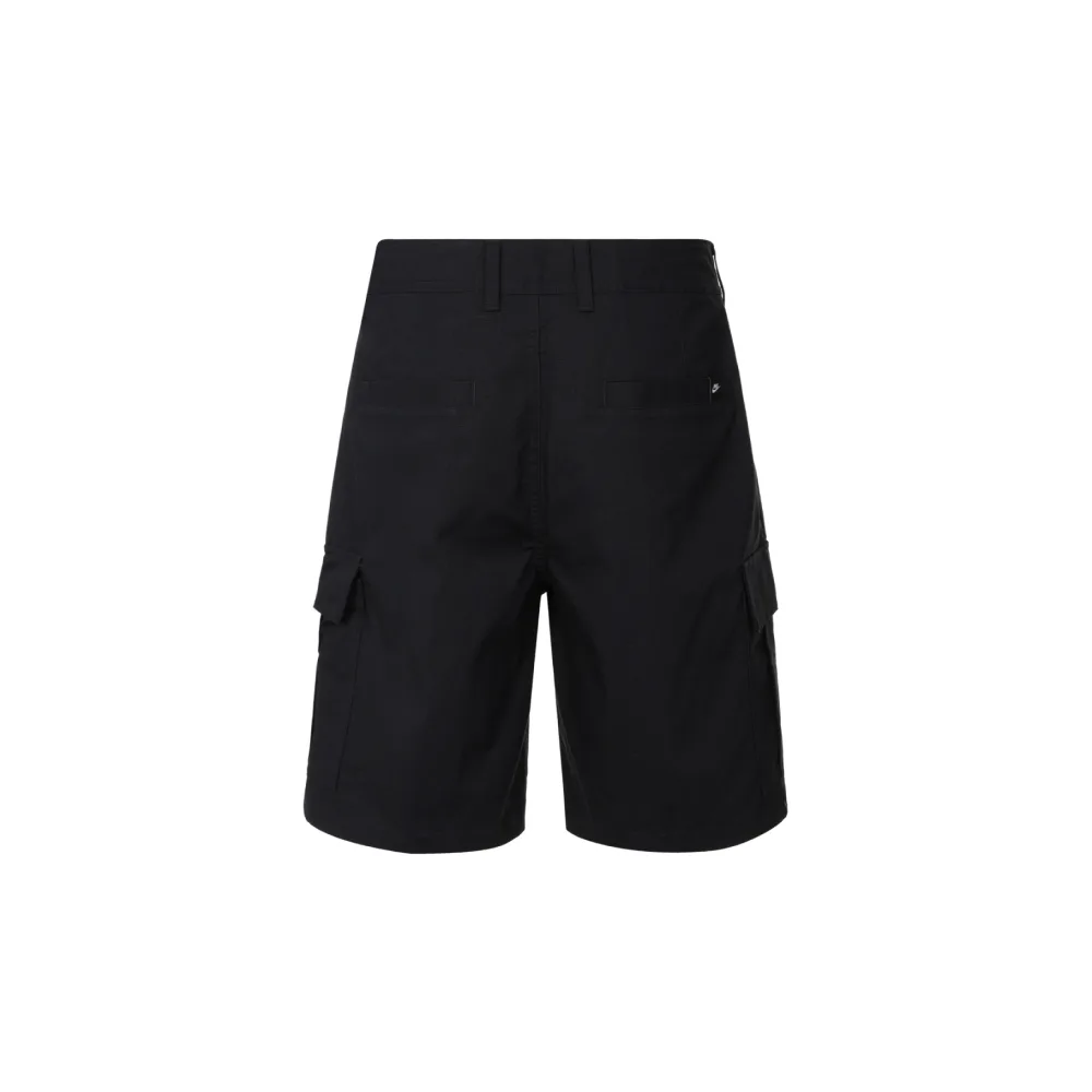 Шорты Nike Club Woven Cargo в черном цвете, детализированный вид сбоку с акцентом на ткань