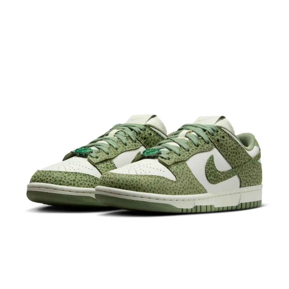 Деталь кроссовок Dunk Low, уникальный принт Safari Oil Green