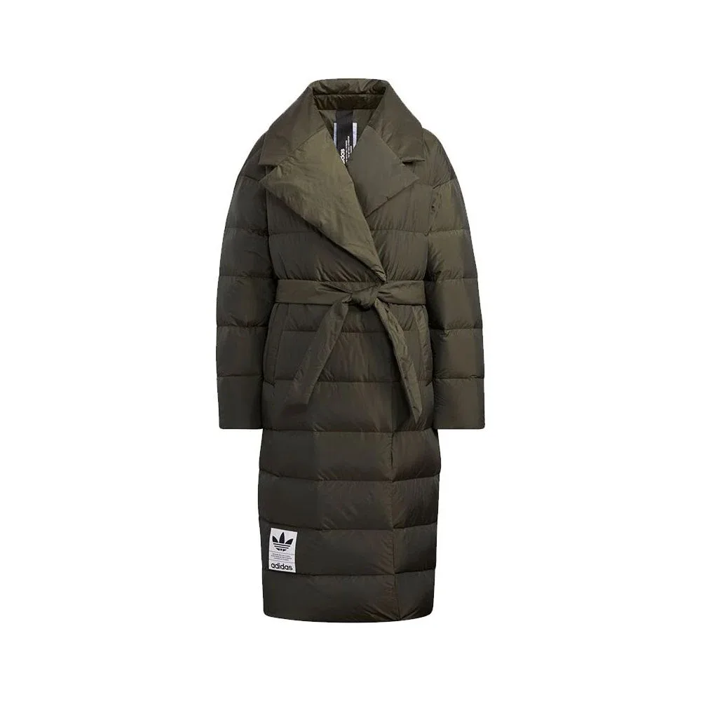 Khaki Adidas Originals coat, вид спереди, стильный поясной дизайн и брендовый лейбл