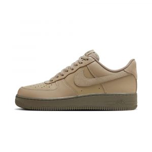 Боковой ракурс: кроссовки Nike Air Force 1 Low в теплом хаки с оливковыми акцентами, идеальны для повседневного стиля