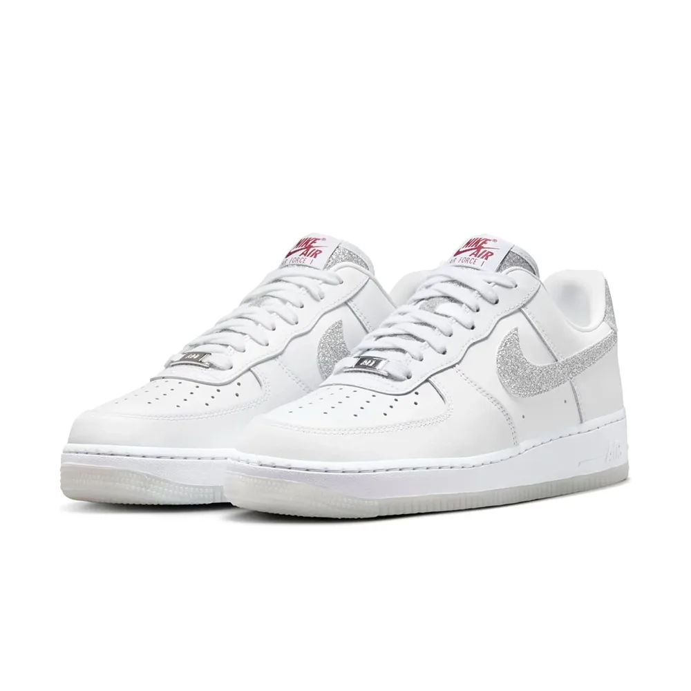 Кроссовки Nike Air Force 1 белые с блестящим Swoosh, вид сбоку
