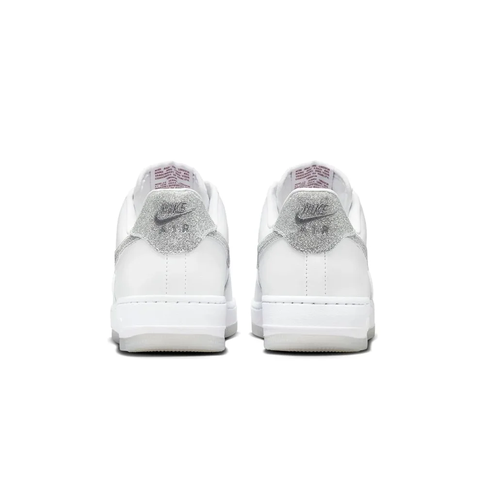Деталь кроссовок AF1 Low, мерцающий глиттерный логотип