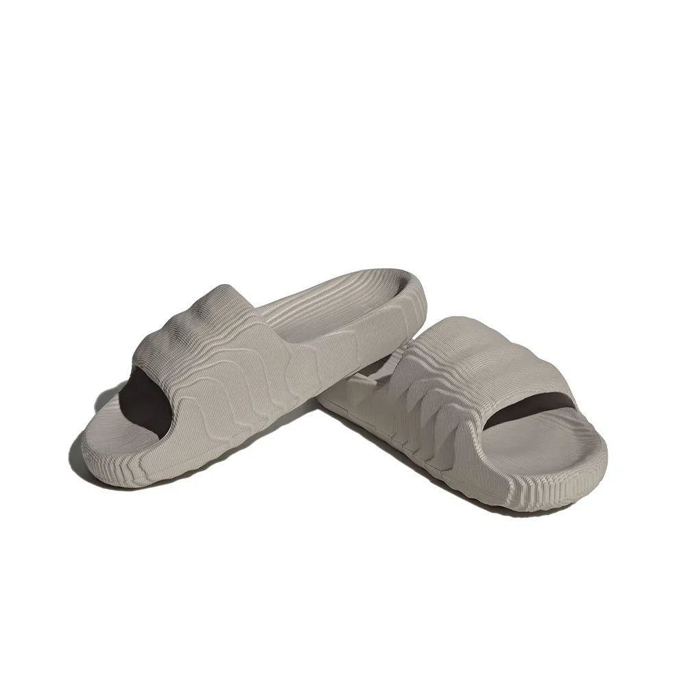 Сабо Adidas Adilette 22 Slides в цвете Light Brown: мягкий коричневый оттенок, EVA-материал, для отдыха