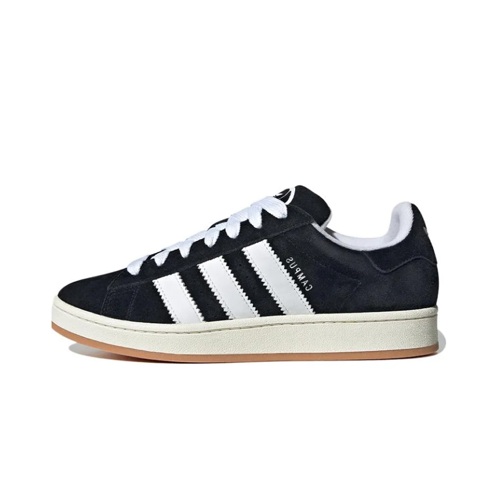 Боковой ракурс: Adidas Campus Core Black с замшевым чёрным верхом, белыми 3-Stripes и кремовой подошвой. Классический стиль 80-х для повседневки
