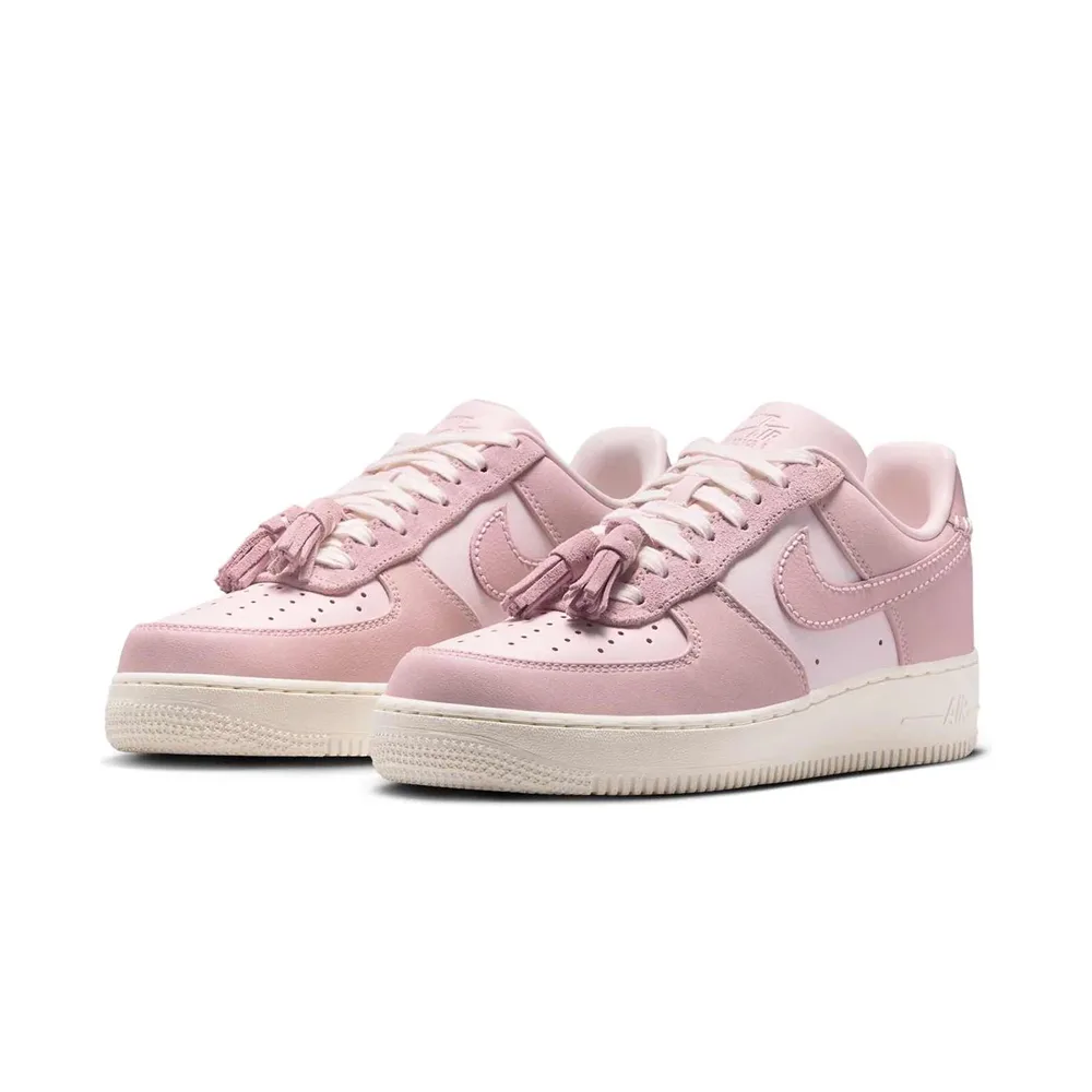Женские кроссовки Nike Air Force 1 розовые с кисточками, вид сбоку