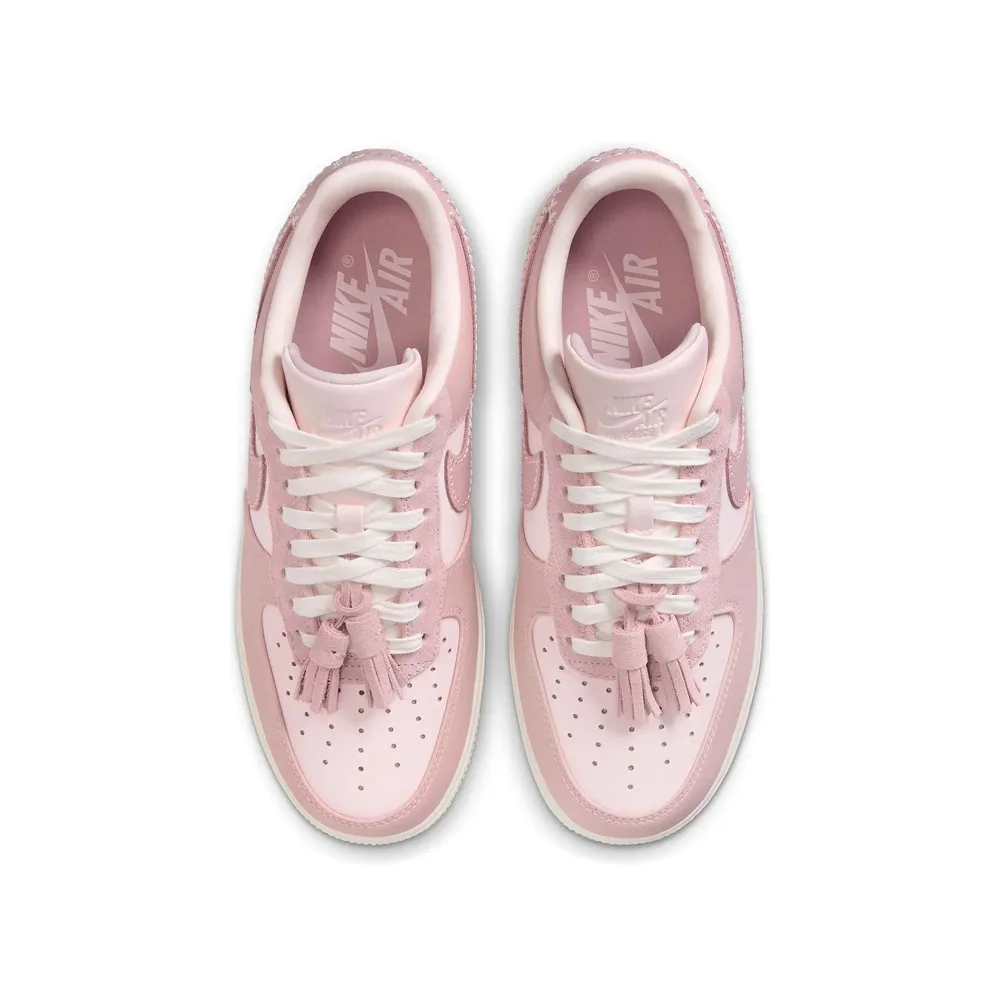 Деталь кроссовок AF1 Low, эксклюзивный декор с кисточками