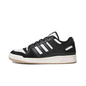 Боковой ракурс: Adidas Forum Low Cl Black с чёрным замшевым верхом . Классический низкий силуэт с ретро-баскетбольным шармом