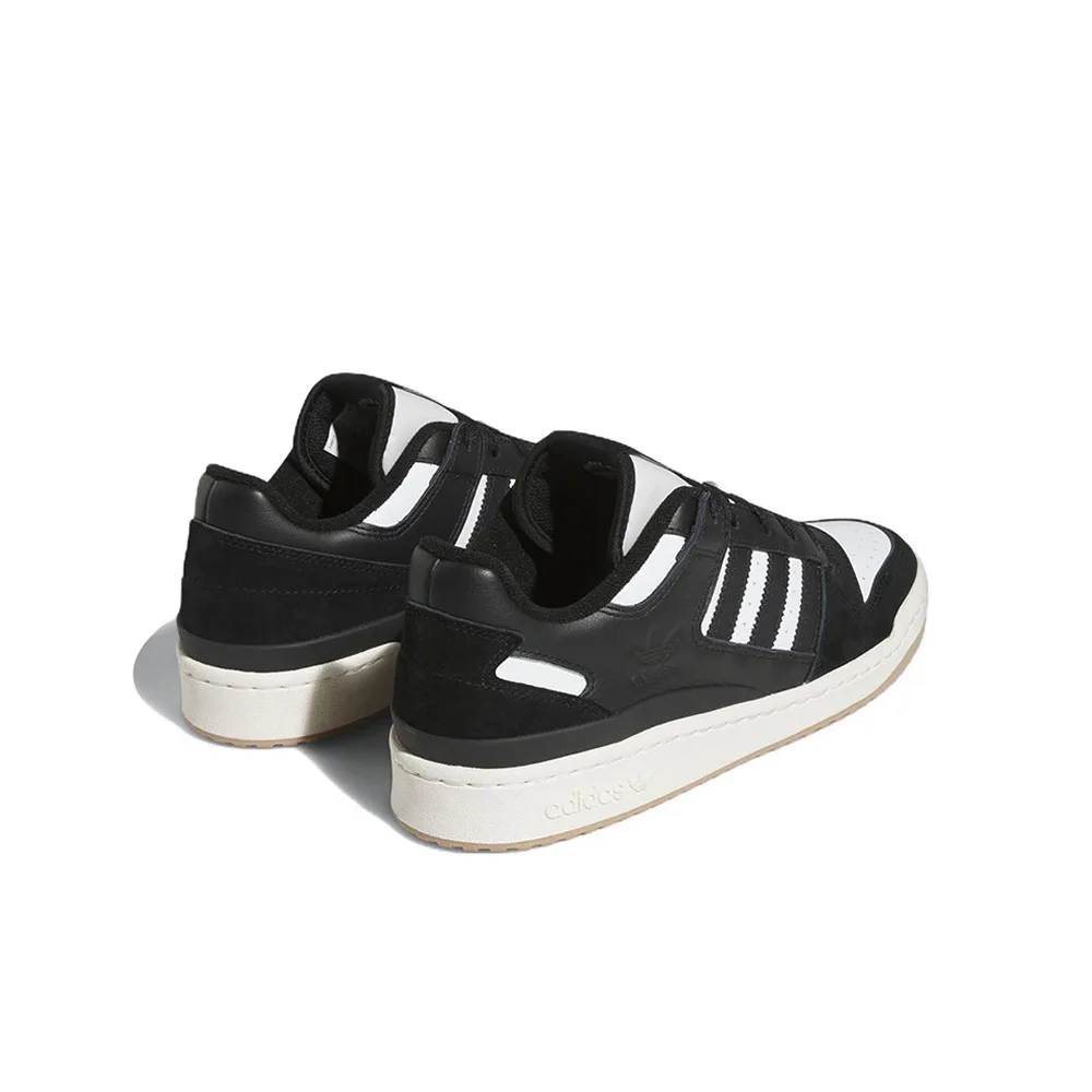 Вид сзади: пара Forum Low Cl Black с резиновой подошвой и текстильной подкладкой. Чёрный верх с белыми деталями для универсального образа