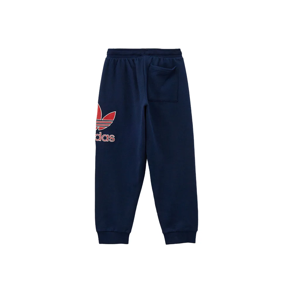 Вид сбоку джоггеров Adidas Oversized: эластичные манжеты и свободный крой в движении.