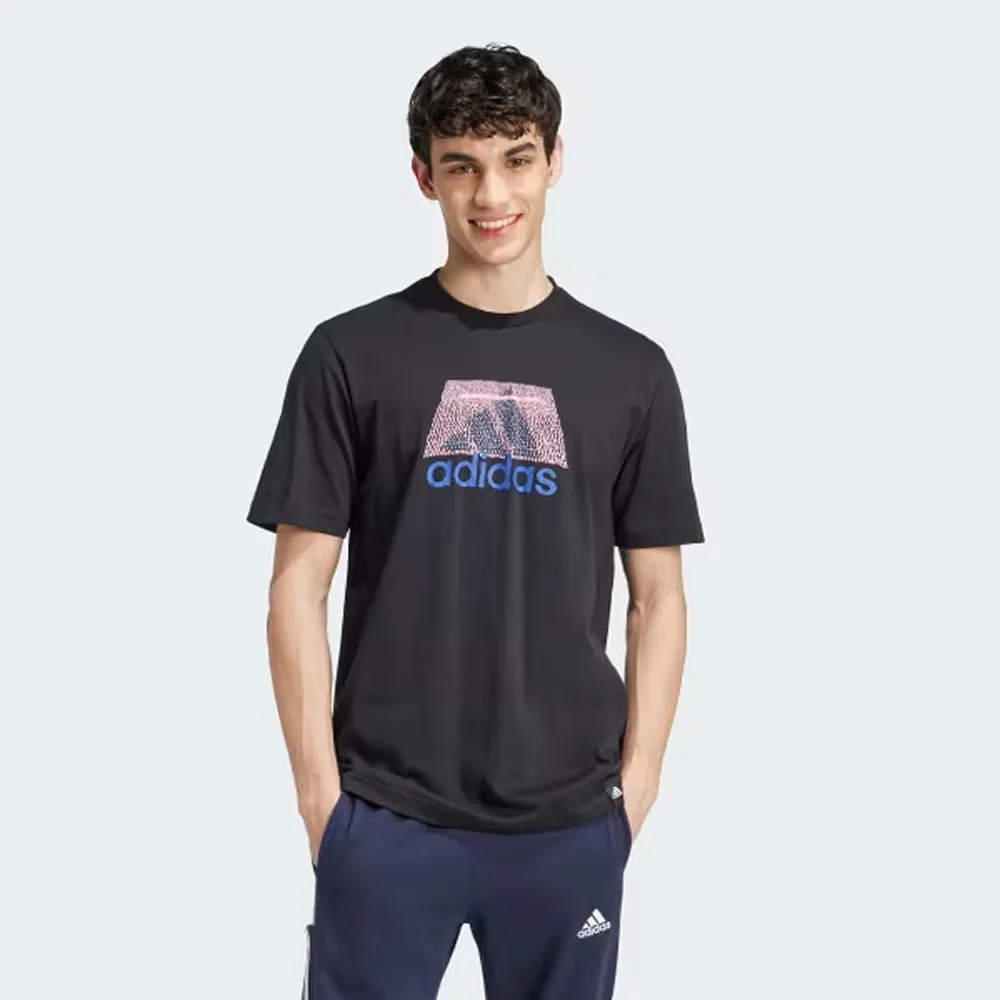 Футболка Adidas черного цвета, вид спереди, уникальный узор и контрастное лого