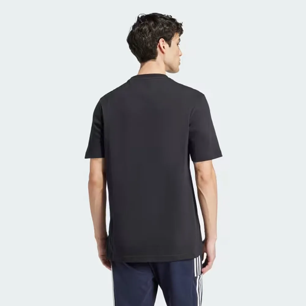 Футболка Adidas черного цвета на модели