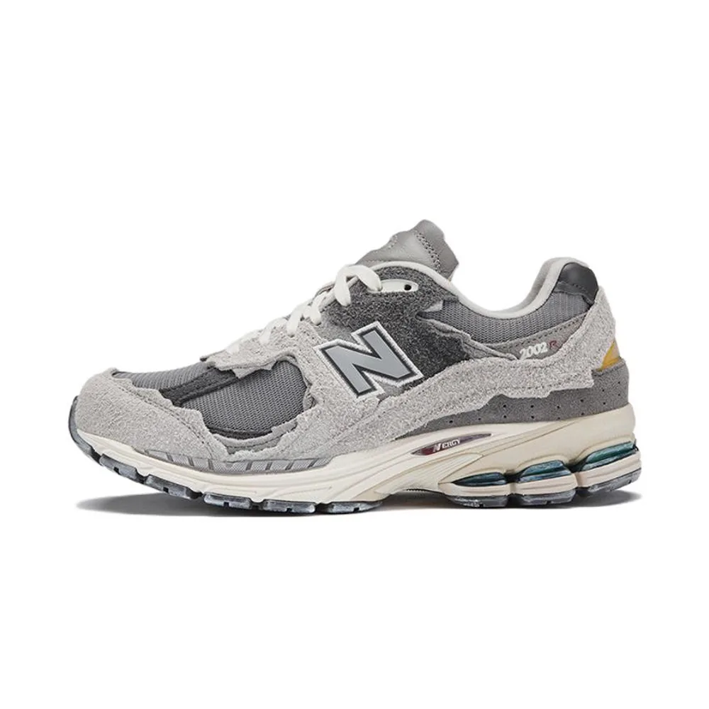 Детализация деконструированного дизайна и текстуры кроссовок New Balance 2002R
