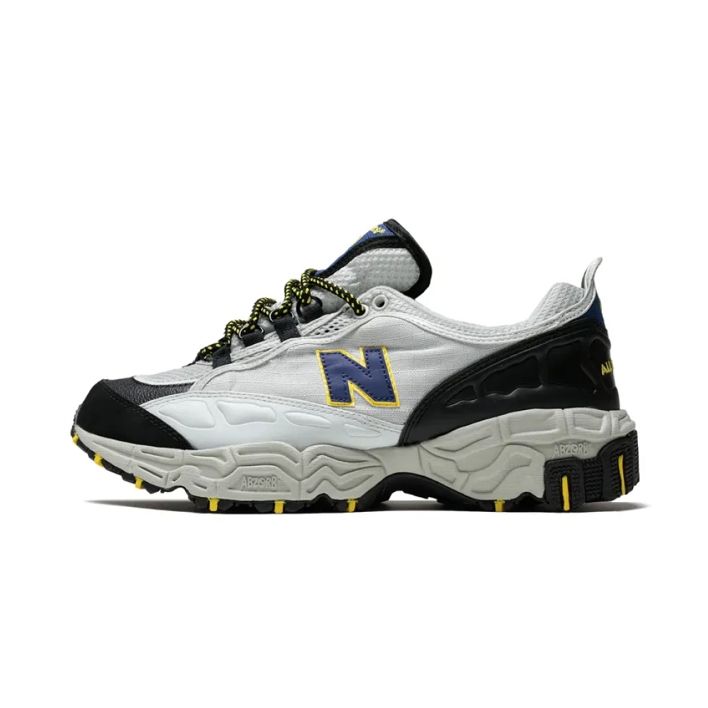 Боковой ракурс: классические New Balance 801 Bringback в серо-чёрном с яркими синими и жёлтыми акцентами. Рельефная подошва ABZORB для комфорта