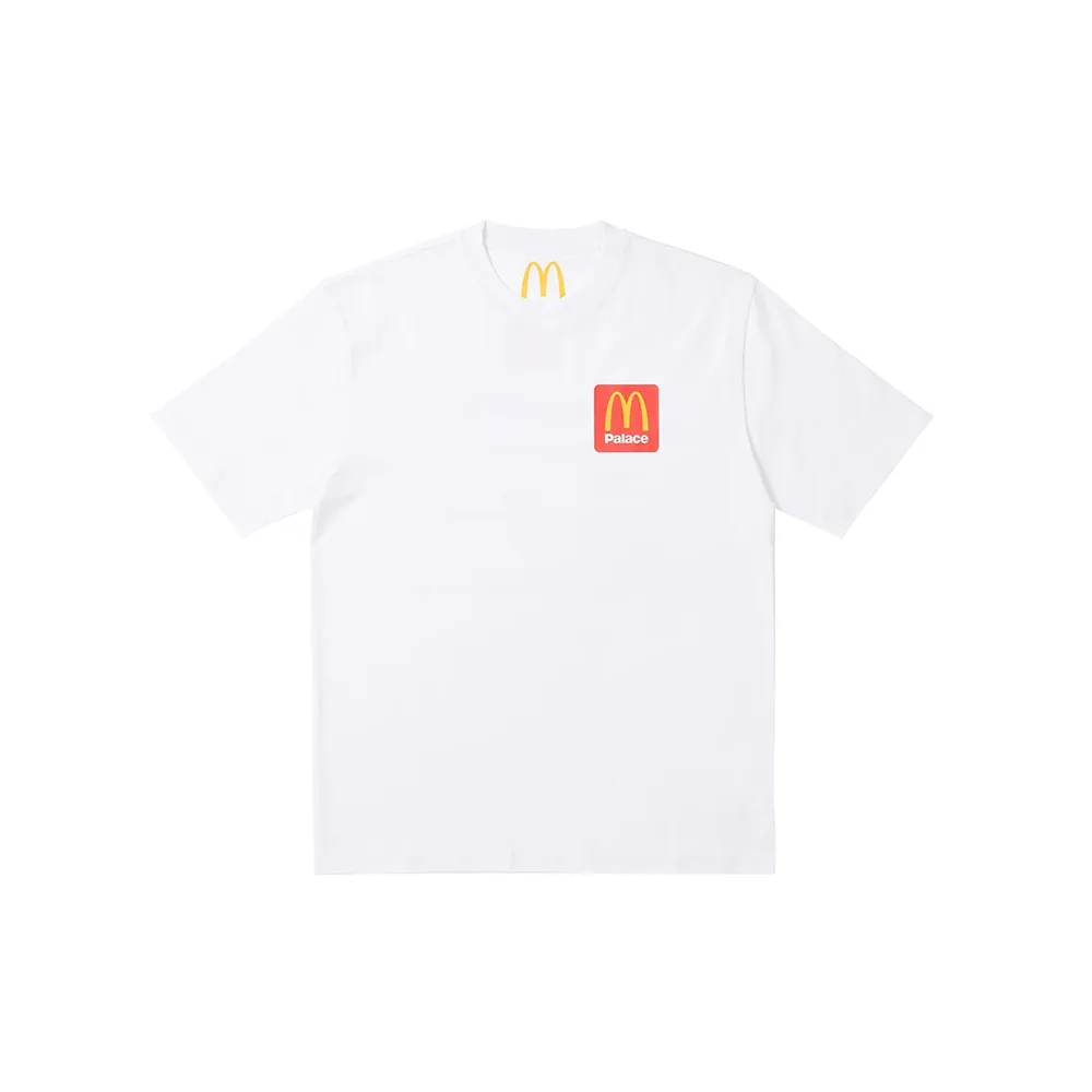Фронтальный вид белой футболки Palace McDonald's: минималистичный красный логотип McDonald's на груди. Чистый белый хлопок для casual-стиля