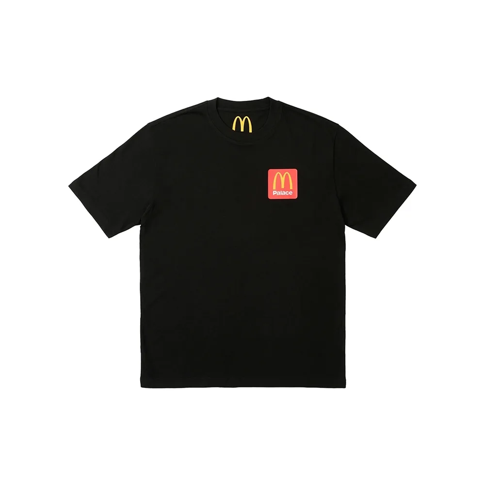 Фронтальный вид черной футболки Palace x McDonald's: яркий логотип McDonald's на груди. Расслабленный крой для уличного вайба