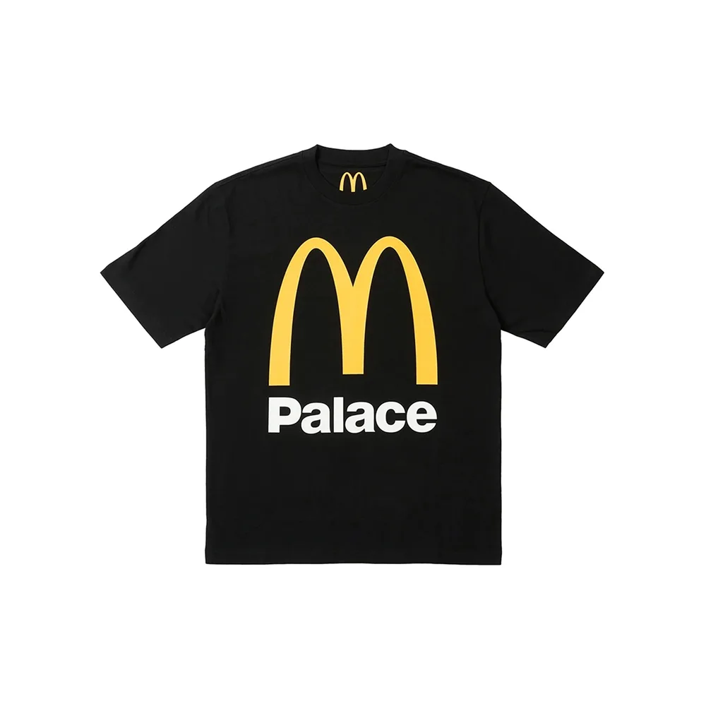 Фронтальный вид черной футболки Palace x McDonald's: желтый логотип McDonald's на груди. Гладкий черный хлопок для стильного образа