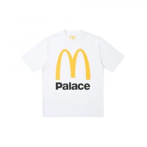 Фронтальный вид белой футболки Palace x McDonald's: логотип McDonald's на груди. Чистый белый хлопок для casual-стиля