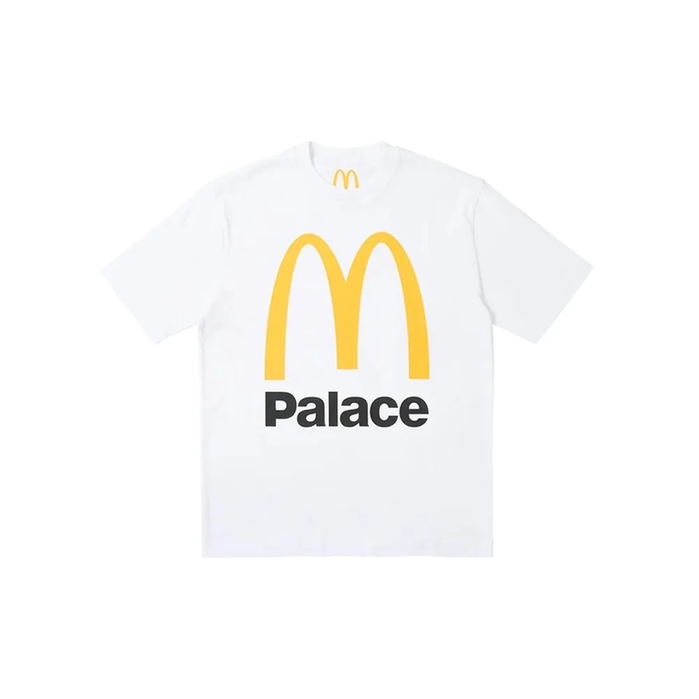Фронтальный вид белой футболки Palace x McDonald's: логотип McDonald's на груди. Чистый белый хлопок для casual-стиля