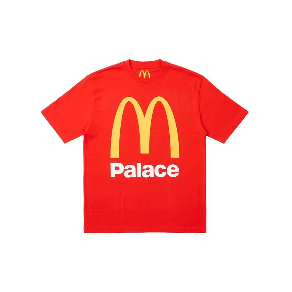 Фронтальный вид красной футболки Palace x McDonald's: желтый логотип McDonald's на груди. Яркий красный хлопок для смелого стиля