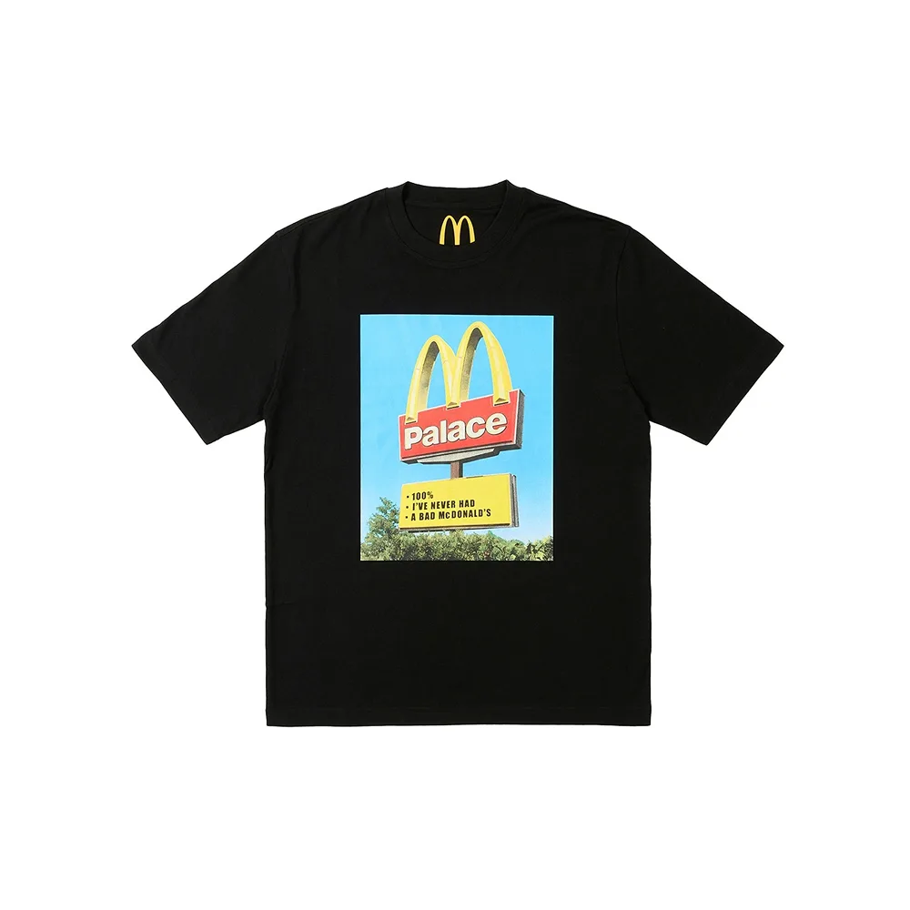 Фронтальный вид черной футболки Palace x McDonald's: яркий принт на груди. Гладкий черный хлопок для смелого стиля.