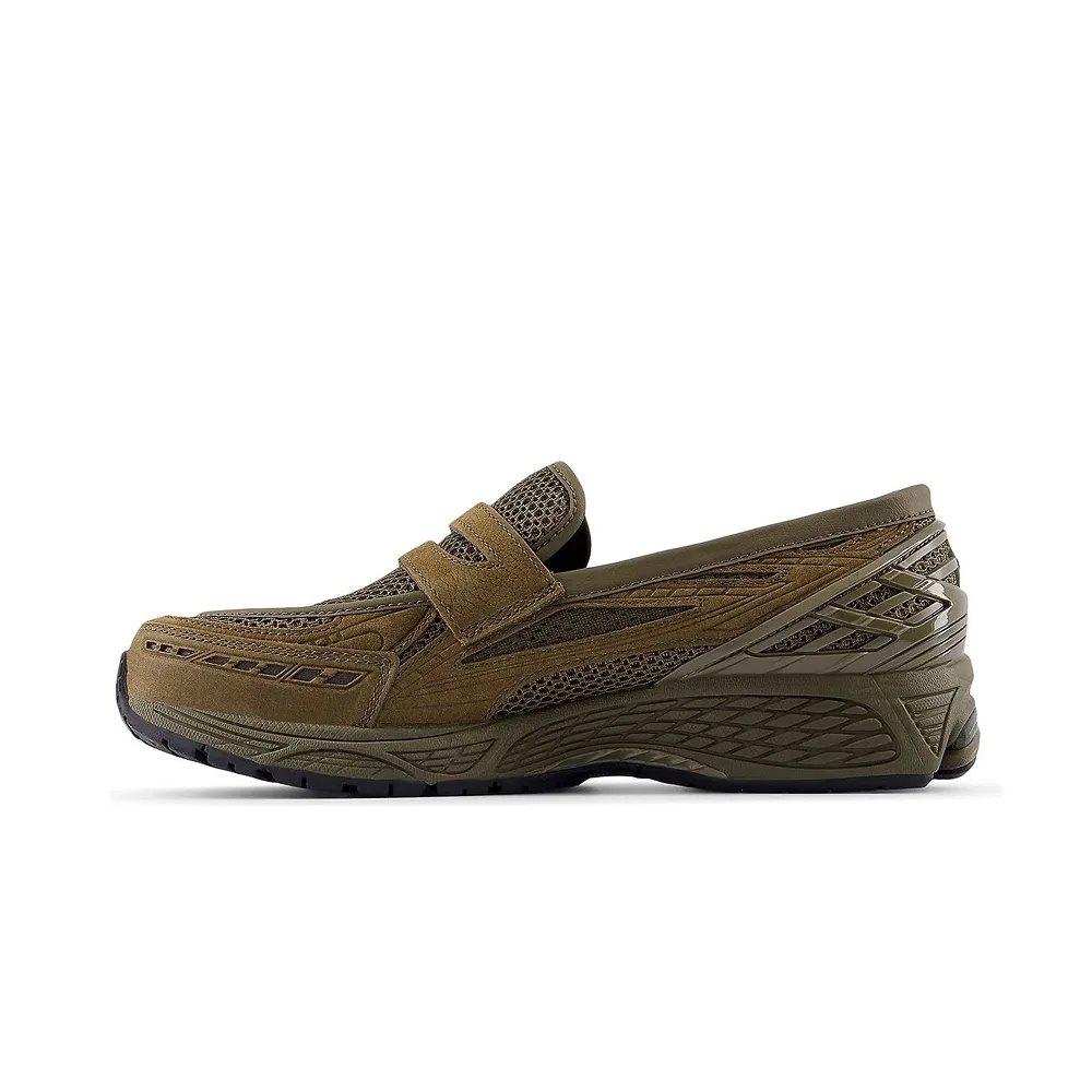 Кроссовки New Balance 1906L Olive Khaki, вид сбоку. Подчеркнута текстура сетки, замшевая вставка и амортизация с оливковым оттенком