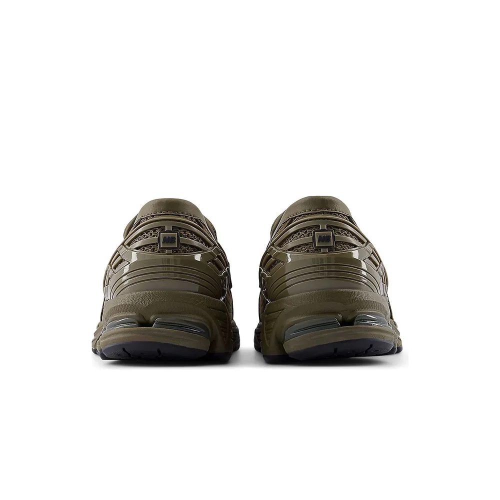 New Balance 1906L, Olive Khaki, вид сзади. Уникальная подошва и контрастные оливковые детали создают стильный образ