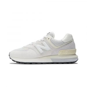 Кроссовки New Balance 574, светло-серый цвет. Акцент на текстуру замши и удобную подошв