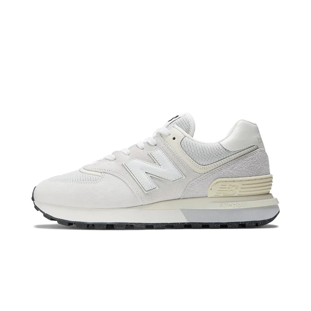 Кроссовки New Balance 574, светло-серый цвет. Акцент на текстуру замши и удобную подошв