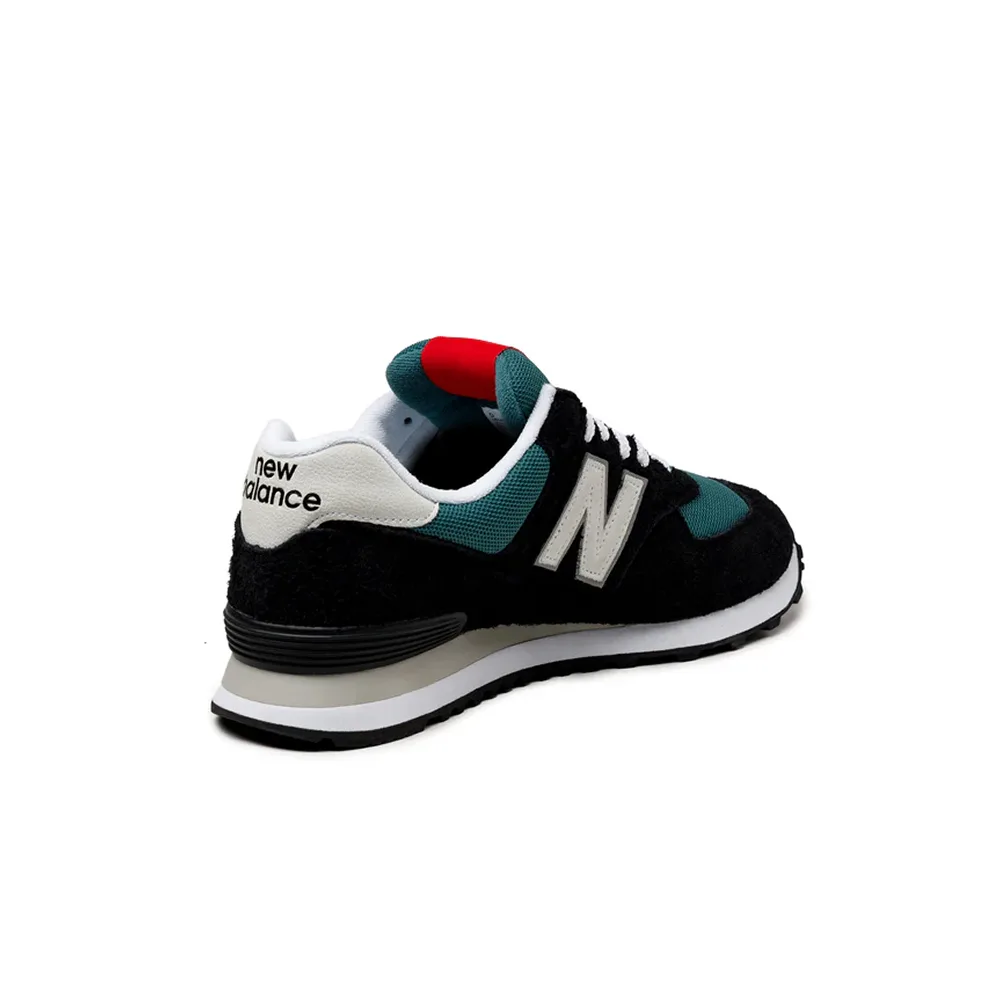 NB 574, ракурс сзади. Черная подошва и серо-зеленый акцент, логотип